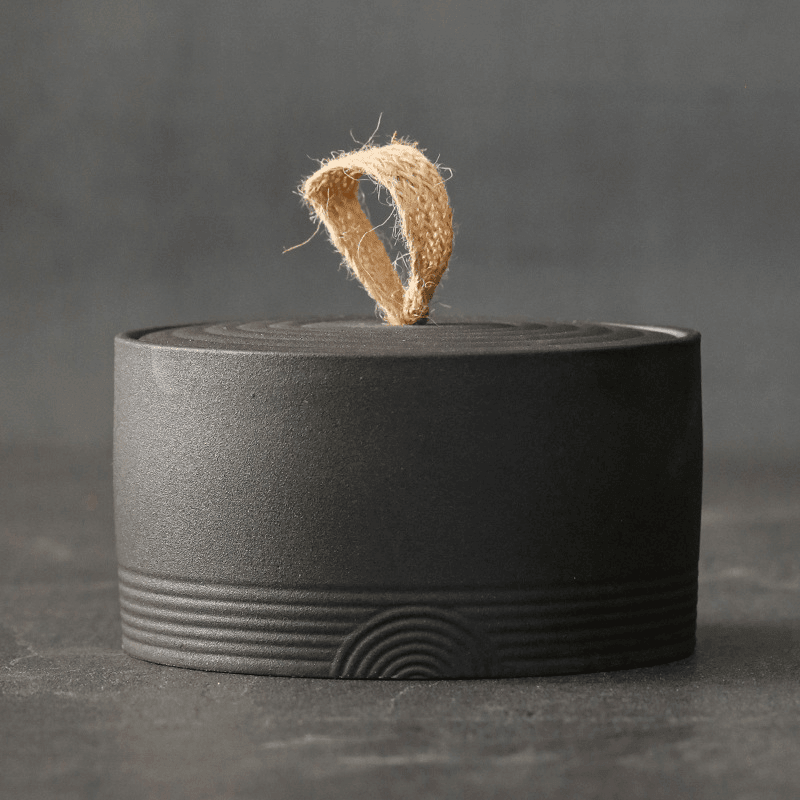 Frasco de cerámica japonés con cuerda de cáñamo. Versátil para almacenamiento, decoración del hogar minimalista y estilo wabi-sabi.
