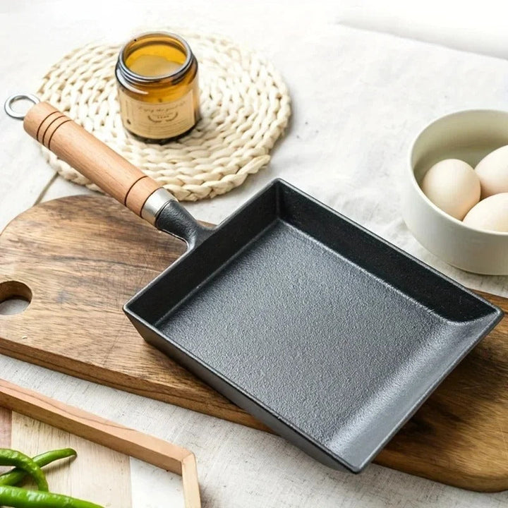 Sartén de hierro fundido japonesa para tamagoyaki. Ideal para huevos, panqueques y crepes en la cocina.