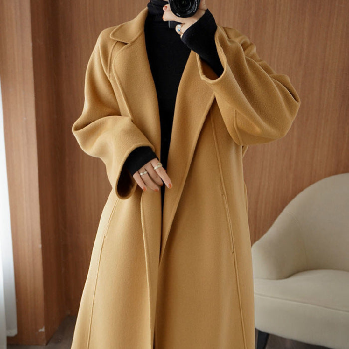 Abrigo de invierno para mujer, moda femenina. Prenda larga y cálida, con estilo sofisticado y clásico.