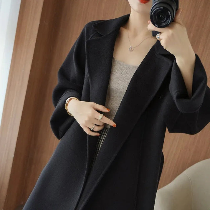 Prenda de abrigo clásica para mujer, chaqueta larga y cálida. Confort invernal y estilo elegante.