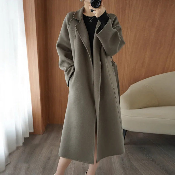Abrigo largo cálido de mujer, perfecto para invierno. Ropa de abrigo elegante y confortable para el frío.