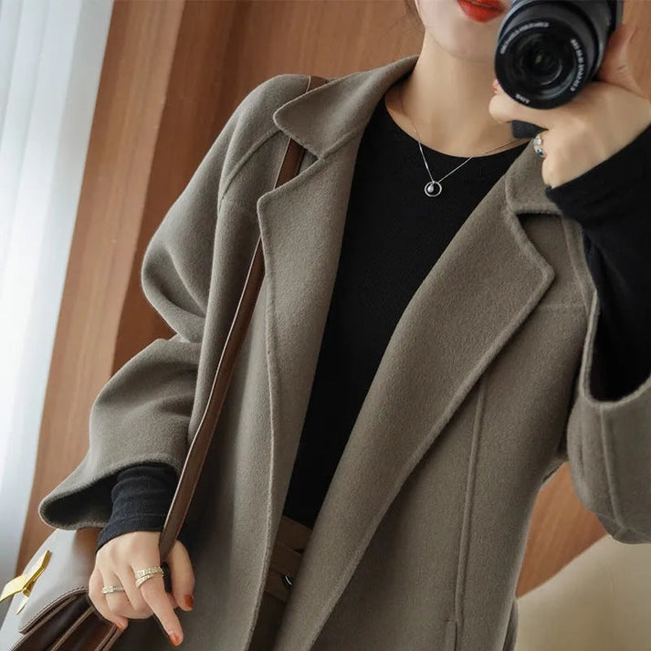 Abrigo para frío de mujer, diseño elegante y largo. Prenda cálida y confortable, ideal para invierno.