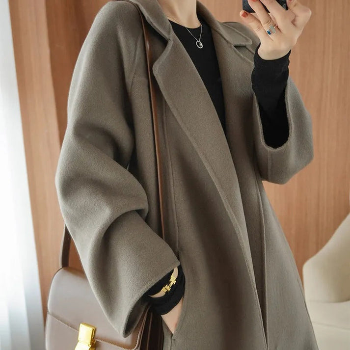 Chaqueta larga de invierno para mujer, estilo clásico y sofisticado. Prenda cálida de moda femenina.
