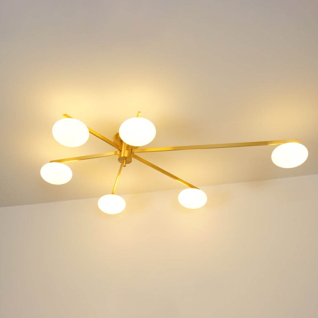 Accesorio de iluminación de techo minimalista, con cuerpo de cobre y difusor de vidrio.