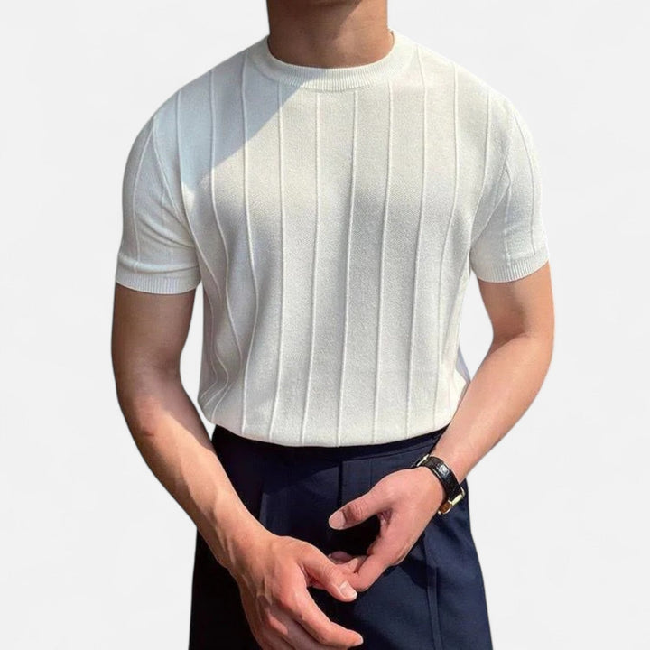Polo de hombre estilo clásico, manga corta, versátil para atuendos de verano elegantes o casuales. Moda masculina.