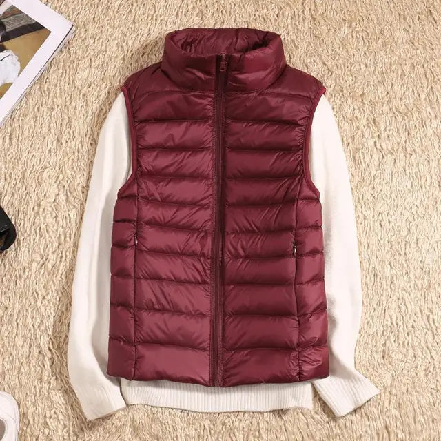 Detalle de textura acolchada en chaleco ultraligero para mujer, ropa exterior elegante y cálida.