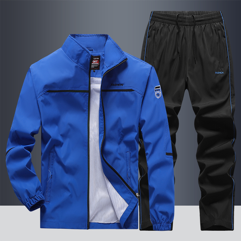 Hombre vistiendo chándal deportivo moderno. Combina estilo y confort para ropa deportiva y ocio masculino.