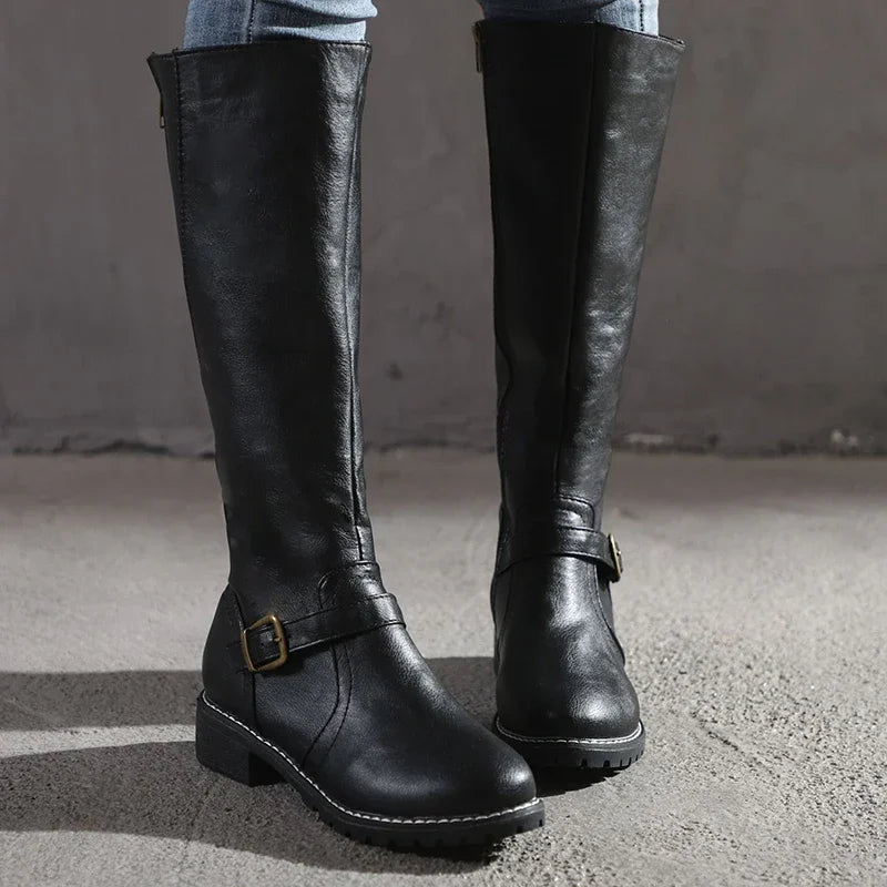 Elegantes botas altas clásicas para mujer, calzado de moda hasta la rodilla, perfectas para looks sofisticados de invierno.