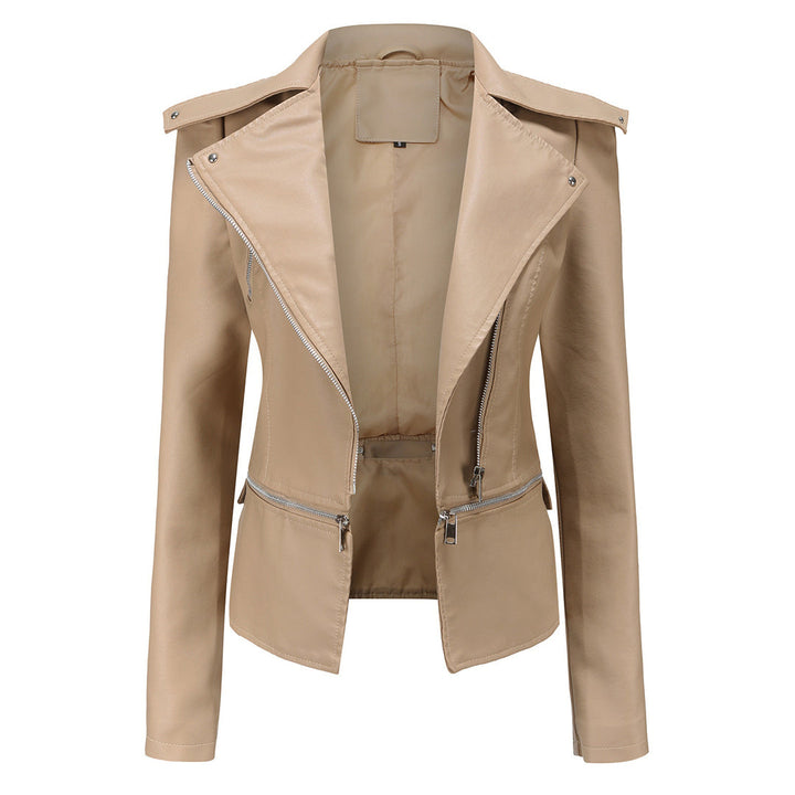 Cazadora biker beige para mujer, corte entallado. Diseño moderno y chic para moda urbana.