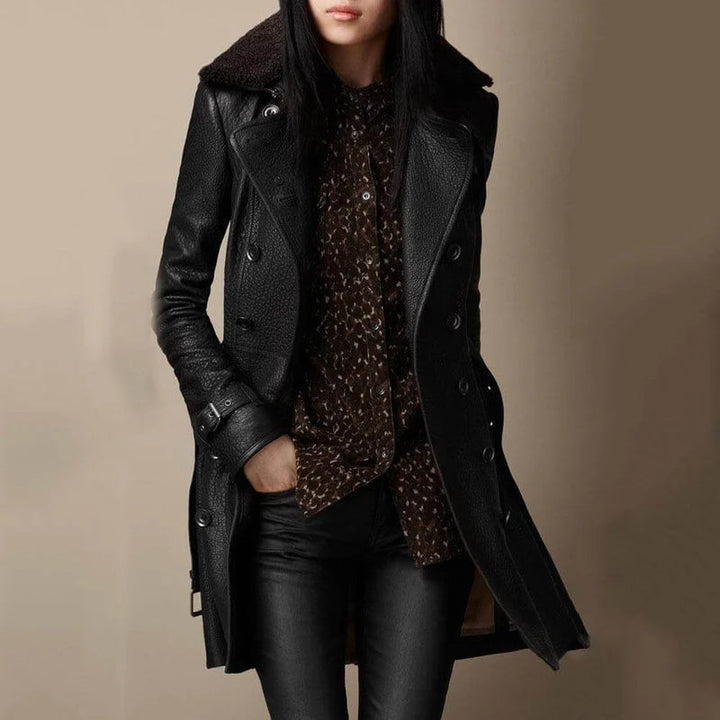 Abrigo de invierno para mujer con diseño moderno y corte elegante, perfecto para el frío. Estilo femenino y confortable.