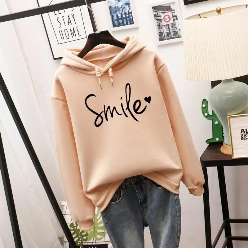 Sudadera de mujer con capucha y estampado moderno, ideal para un estilo casual urbano de otoño y primavera.