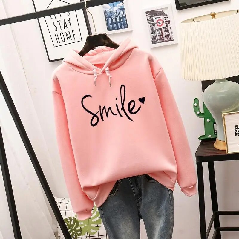 Sudadera casual de moda para mujer, con capucha y estampado. Comodidad urbana para primavera y otoño.