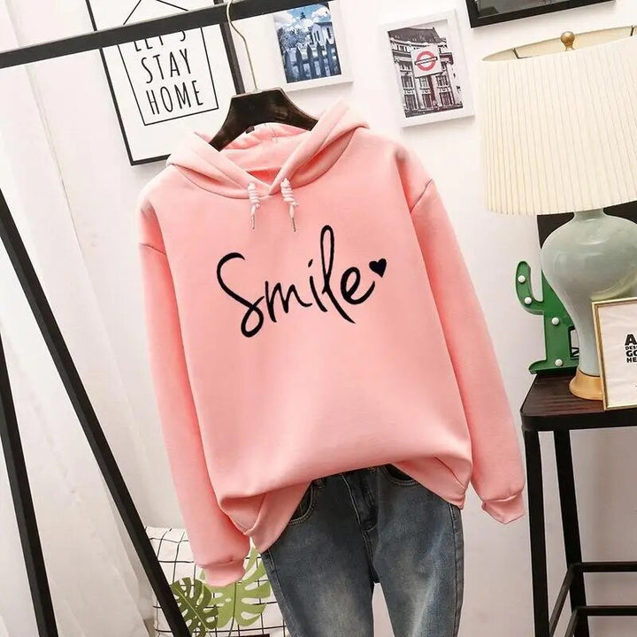Sudadera casual de moda para mujer, con capucha y estampado. Comodidad urbana para primavera y otoño.