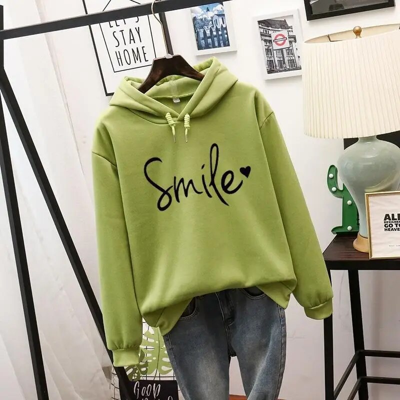 Sudadera moderna con capucha y estampado para mujer. Perfecta para un look casual, cómoda y versátil en otoño.