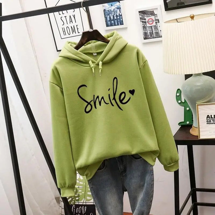 Sudadera moderna con capucha y estampado para mujer. Perfecta para un look casual, cómoda y versátil en otoño.