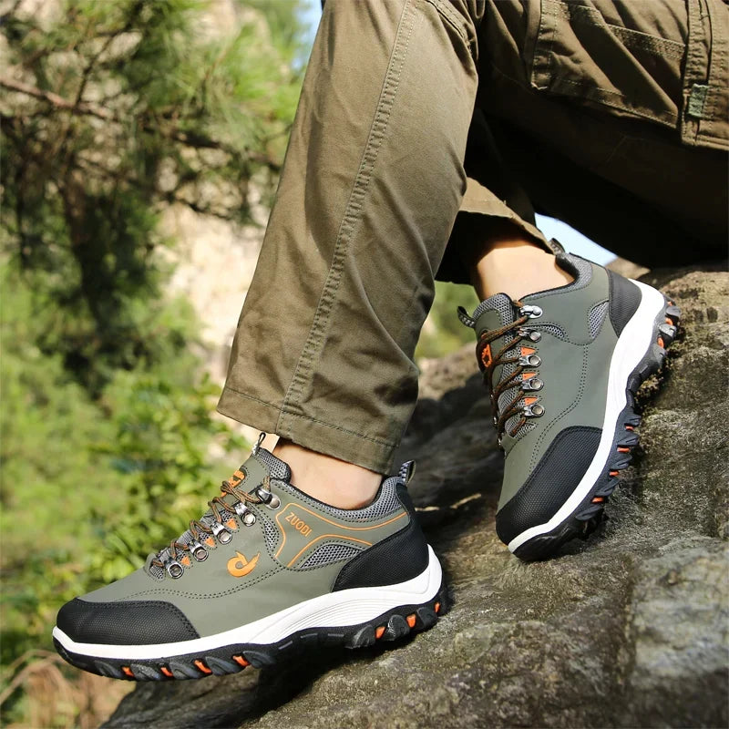 Zapatillas de senderismo para hombre resistentes. Material duradero para outdoor y largas caminatas.