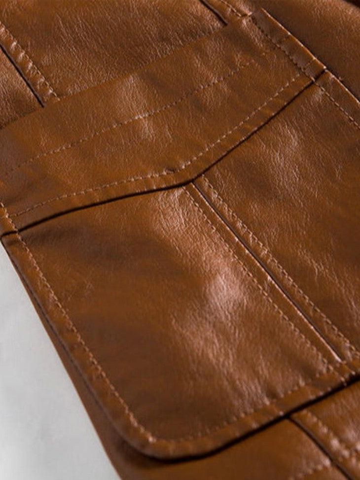Chaqueta de cuero para hombre, tono café oscuro, diseño clásico, textura y brillo del cuero.