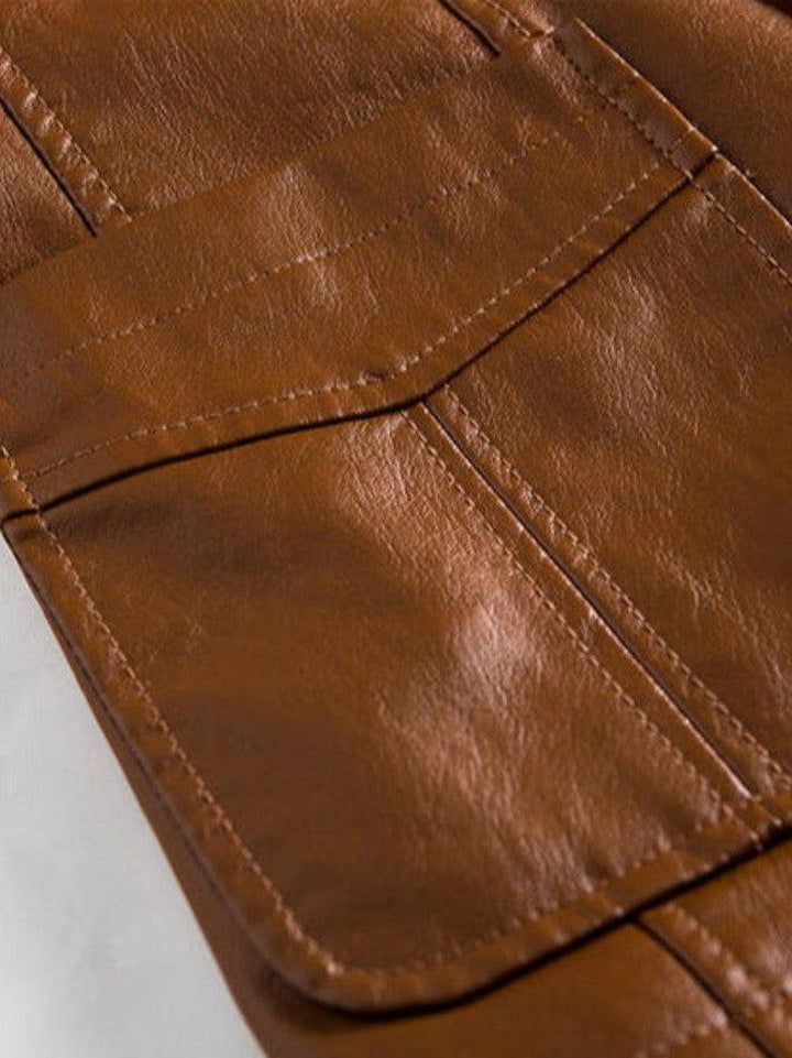 Chaqueta de cuero para hombre, tono café oscuro, diseño clásico, textura y brillo del cuero.