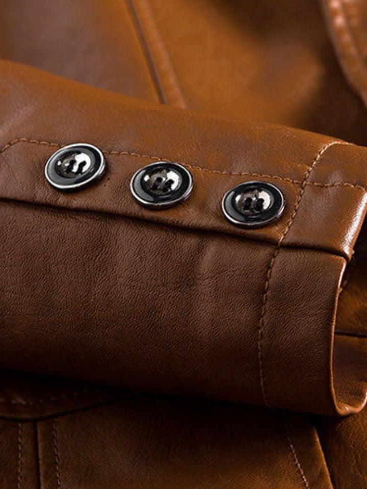 Detalle de chaqueta de cuero hombre marrón, cuello clásico, costuras finas y acabado.
