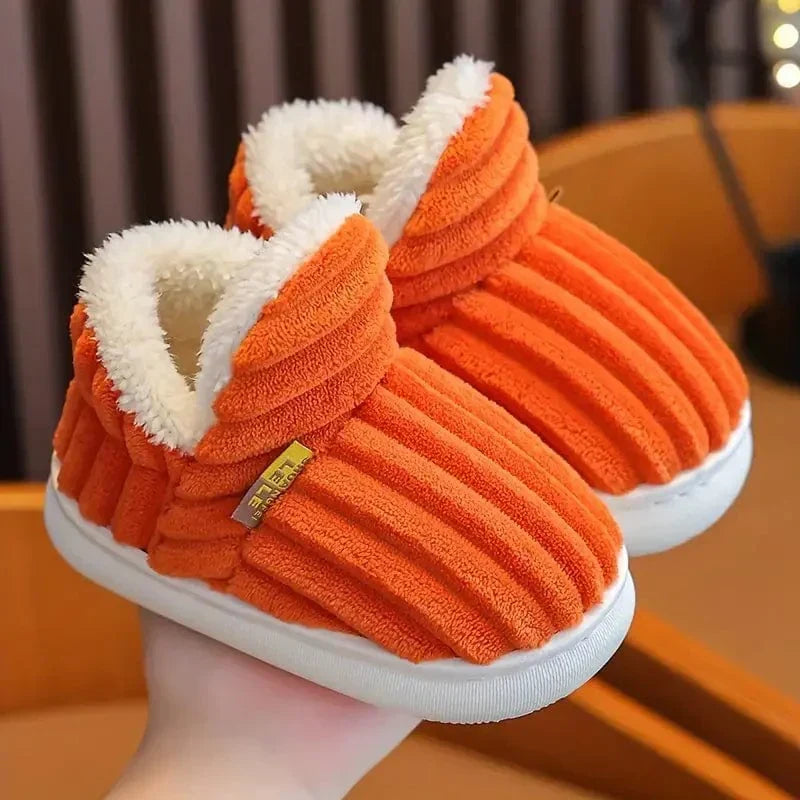 Zapatillas cálidas unisex para el hogar, diseño ergonómico para máximo confort familiar.