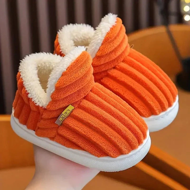 Zapatillas cálidas unisex para el hogar, diseño ergonómico para máximo confort familiar.