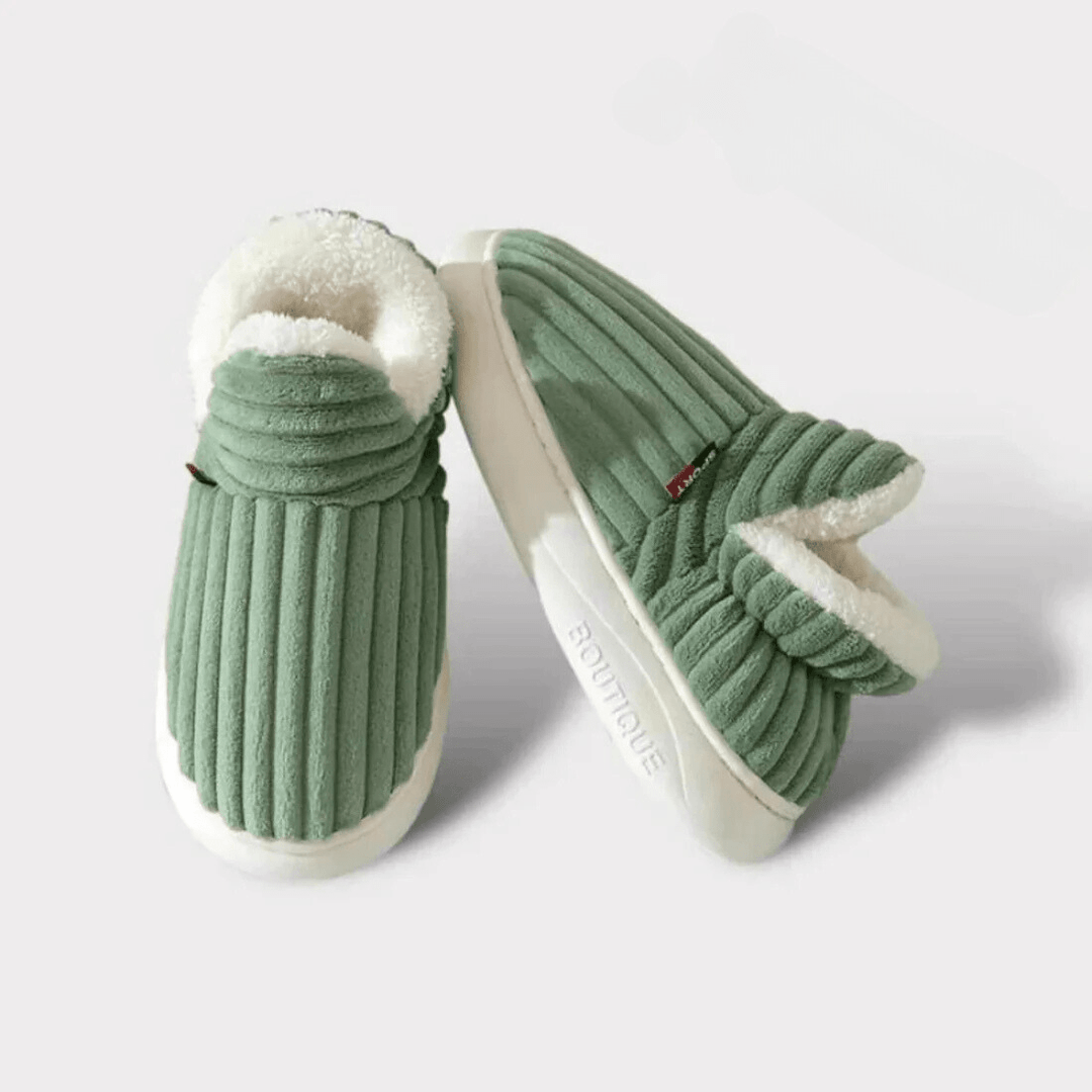 Calzado de interior suave y cálido, pantuflas unisex ideales para comodidad familiar en invierno.
