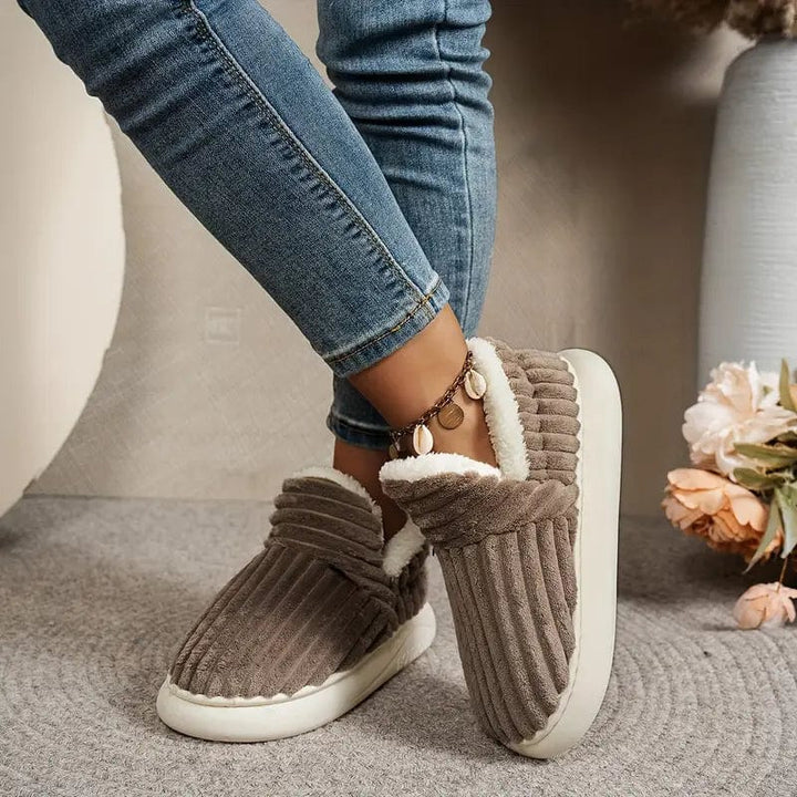 Pantuflas de invierno cómodas y suaves, ideales para el uso diario en casa y mantener los pies cálidos.