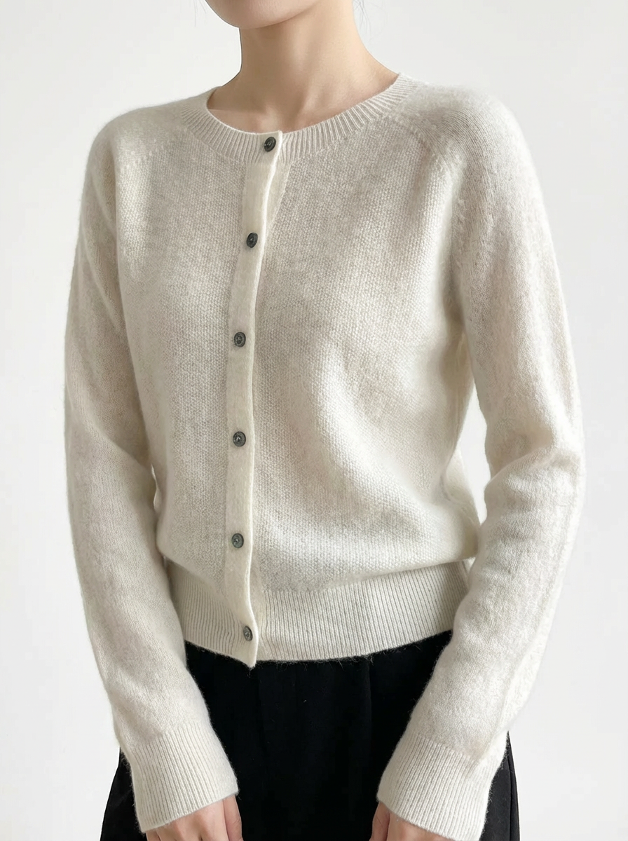 Cárdigan de punto casual para mujer con botones, un básico versátil para el otoño.