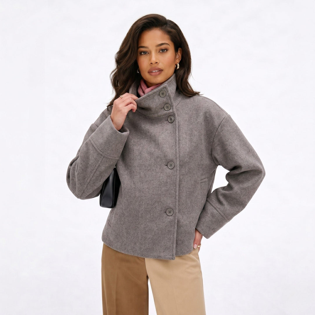 Chaqueta corta gris para mujer, con manga larga y cuello alto, un abrigo ligero de estilo casual.