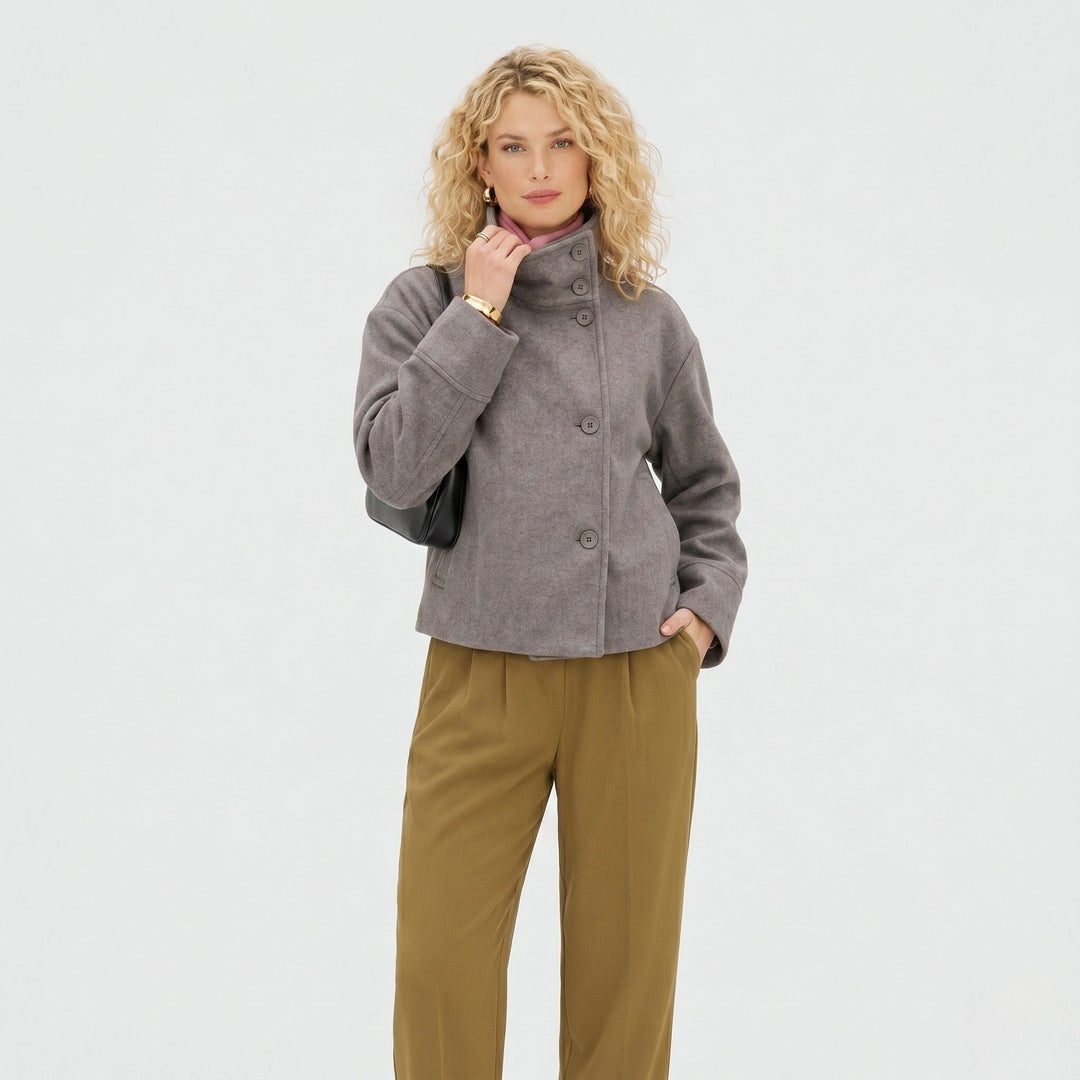 Chaqueta de mujer gris, corta y elegante, con cuello alto y botones, ideal para uso diario.