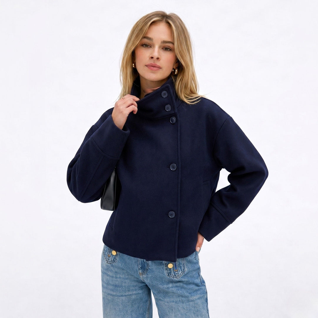 Chaqueta corta de mujer azul oscuro con cuello alto y botones elegantes, ideal para estilo casual.