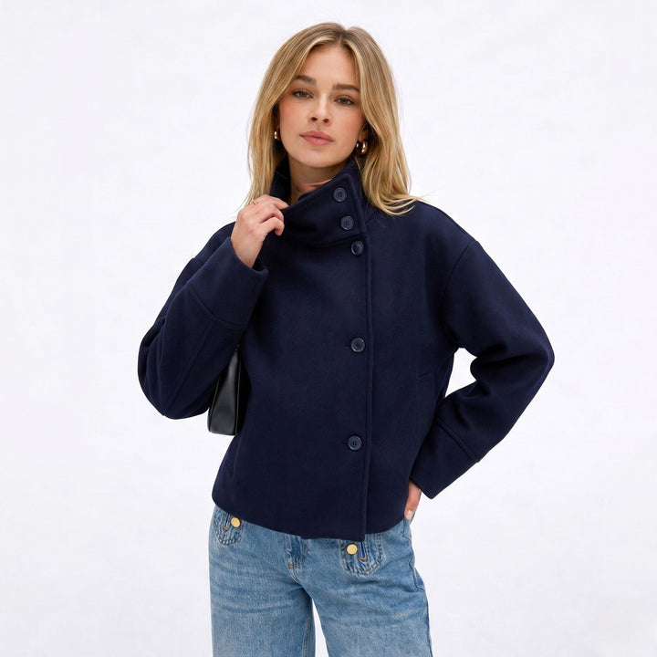 Chaqueta corta de mujer azul oscuro con cuello alto y botones elegantes, ideal para estilo casual.
