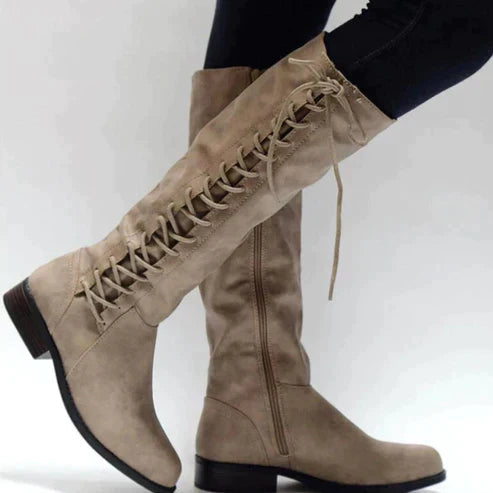 Par de botas altas robustas de mujer con cordones. Perfectas para un estilo audaz y moda de invierno con suela antideslizante.