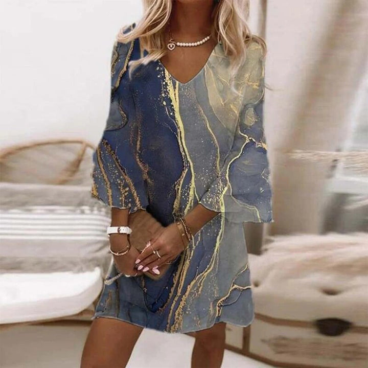 Vestido corto de mujer con estampado floral elegante, ideal para primavera y verano. Corte fluido y cómodo.