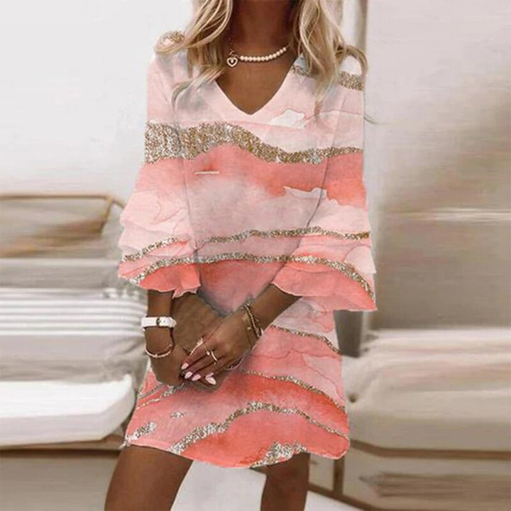 Vestido corto estampado para mujer, estilo elegante y corte fluido que realza la figura. Moda femenina versátil.
