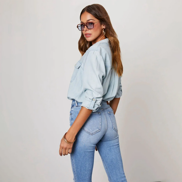 Camisa versátil de mujer, casual elegante con botones y bolsillos. Perfecta para la oficina y el diario.