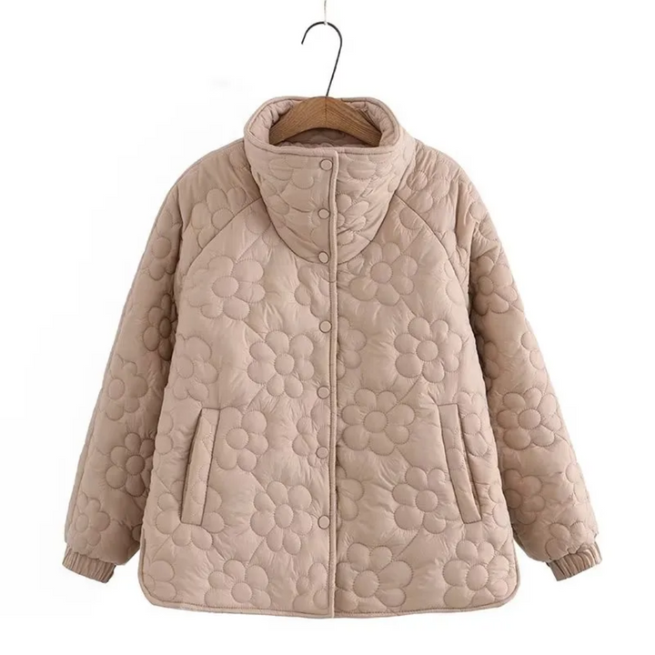 Abrigo de invierno elegante para mujer con estampado floral vibrante, ideal para moda.