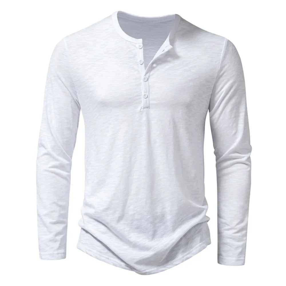Hombre con camiseta casual de manga larga y escote con botones. Prenda cómoda y transpirable para el día a día.