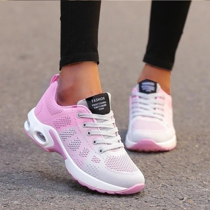 Calzado deportivo de mujer con suela amortiguada y tejido mesh. Confort y transpirabilidad para entrenamientos y casual.