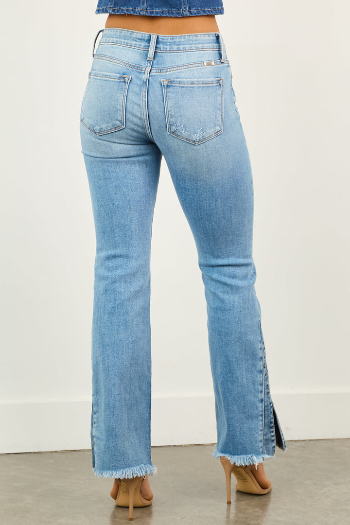Mujer con vaquero acampanado azul, tiro medio. Jeans denim elástico, ideal para un look retro.