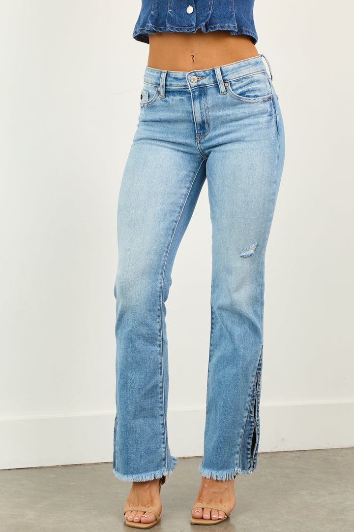 Elegante vaquero campana azul para mujer, tiro medio. Estilo retro de moda, denim elástico.