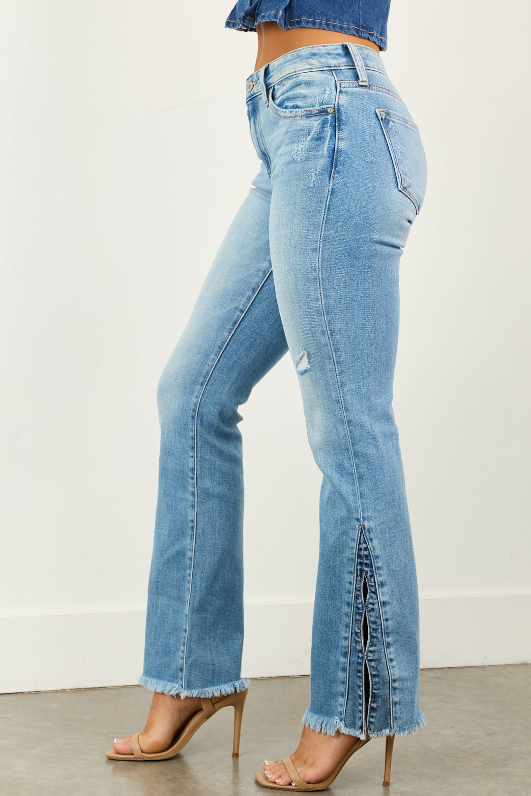 Vaquero flared de mujer azul, denim elástico cómodo. Estilo retro de tiro medio para cualquier ocasión.