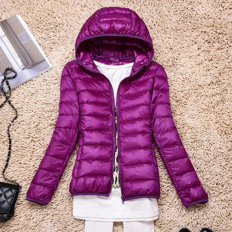 Plumífero de mujer ultraligero, vista frontal. Abrigo compacto y cálido para invierno.