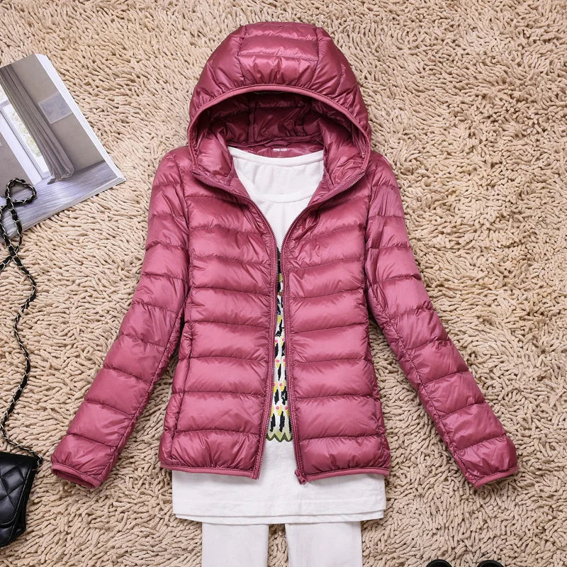 Mujer activa con chaqueta plumífero ultraligero, ideal para senderismo en otoño.