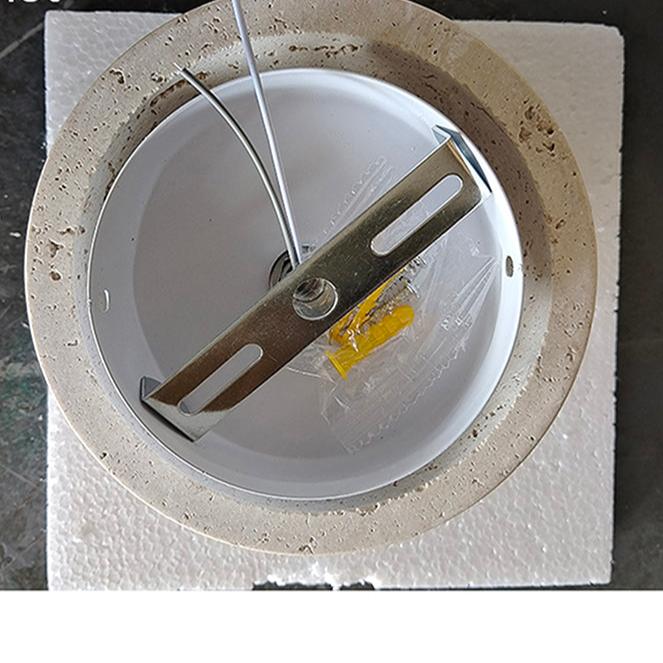 Diseño nórdico: lámpara de pared minimalista en travertino crema, aporta luz cálida al hogar moderno.