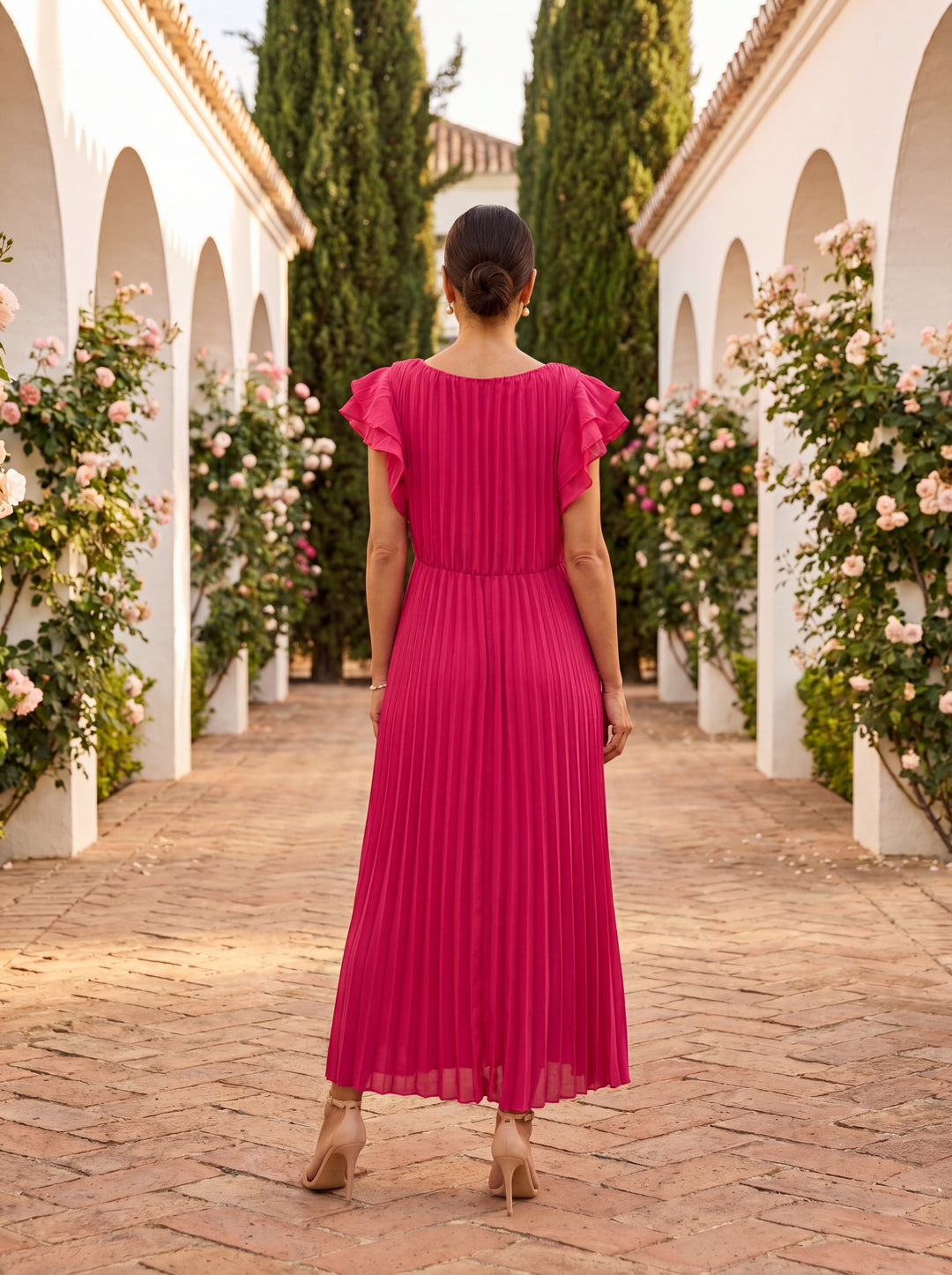 Vestido de gala plisado con caída fluida, moda sofisticada para eventos especiales y bodas.