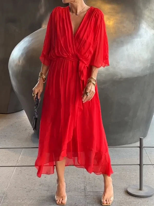 Atuendo de celebración: vestido con escote V y corte elegante, ideal para invitadas y graduadas.