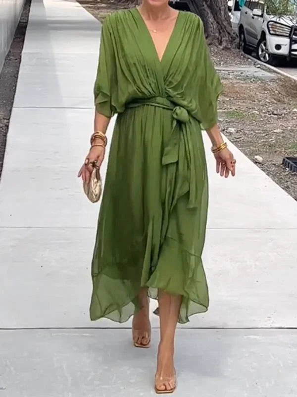 Mujer vistiendo un vestido elegante con escote en V, perfecto para fiestas de verano o eventos formales.