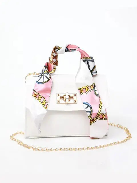 Bolso de mujer versátil, con asa de cadena y pañuelo de quita y pon. Accesorio de moda sofisticado.