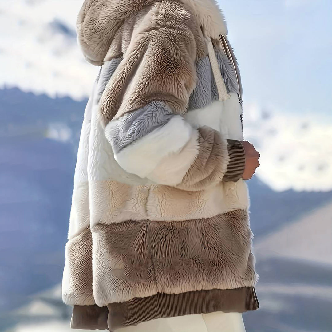 Chaqueta de forro polar de calidad con capucha. Abrigo de mujer, moderno y cálido para el frío casual.